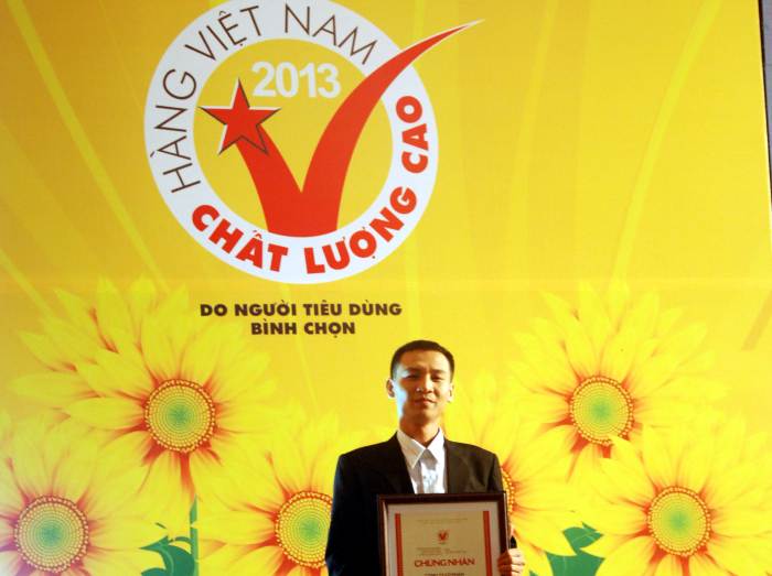 Anh Trần Khắc Nguyên nhận giấy chứng nhận hàng Việt Nam chất lượng cao 2013